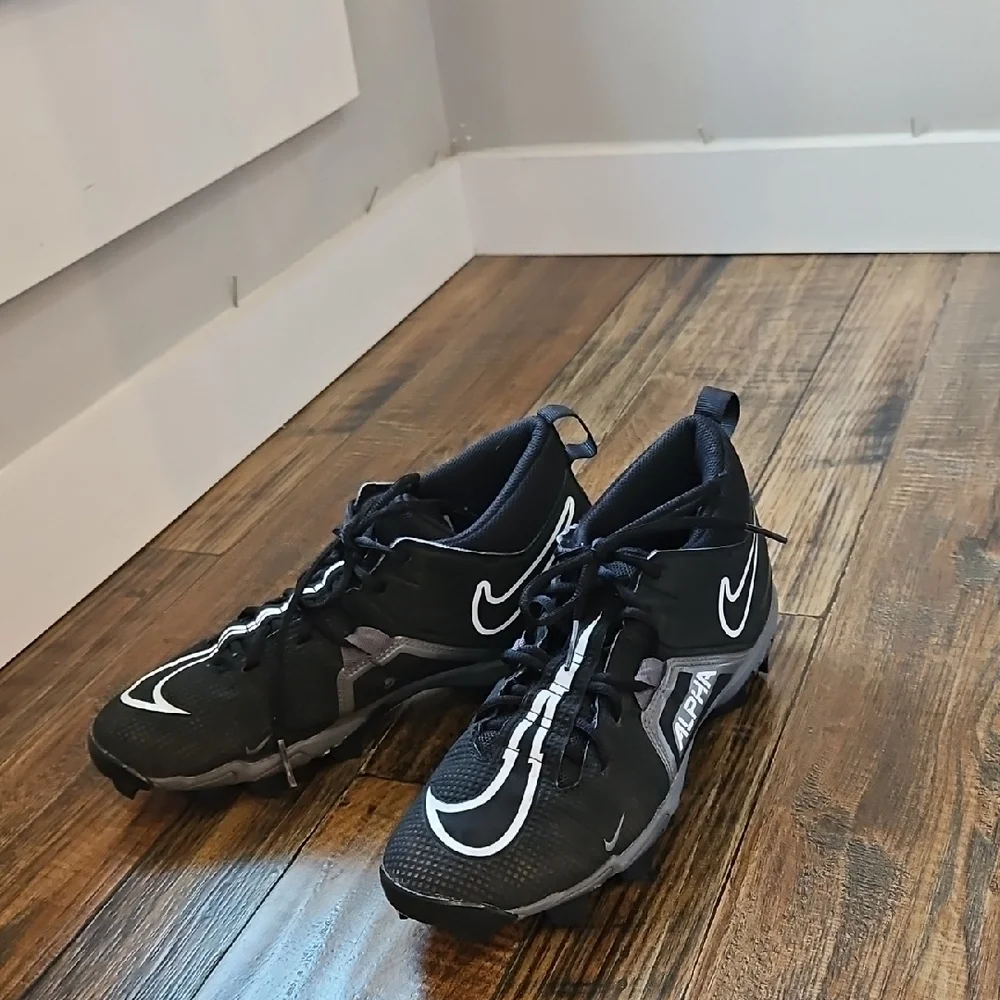 Nike Men's Alpha Fastflex Black and Gray Alpha Menace 3 Shark Football Cleats‎